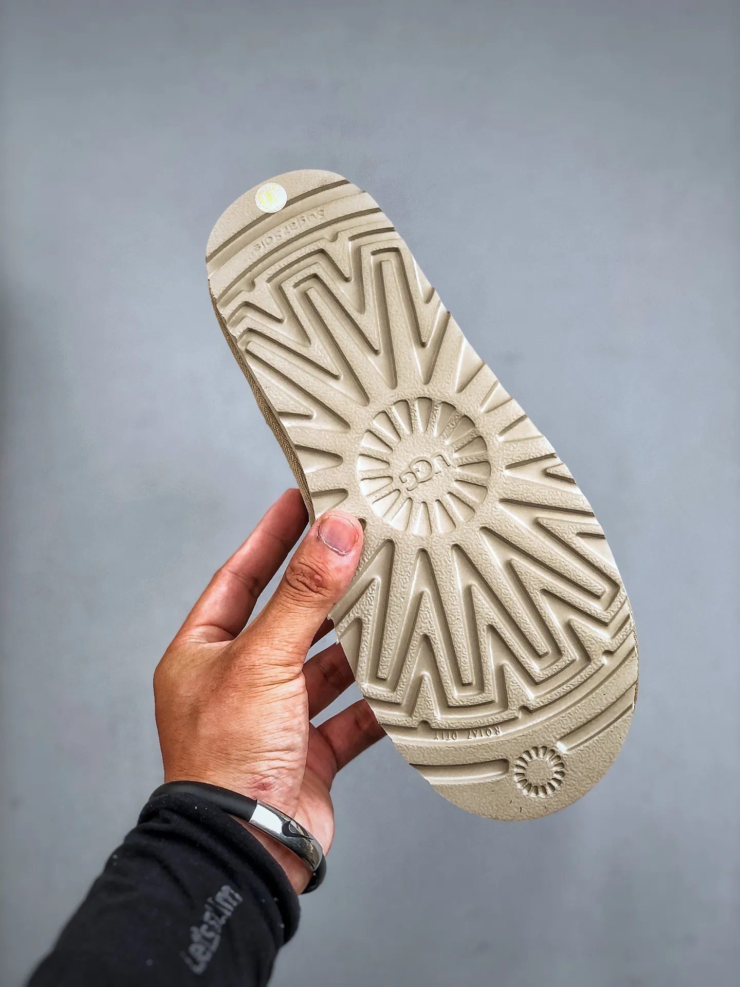 Local self-pickup💰520 supports store placement. The top version of ugg on the market. 25 new models. UGG Elea Slip-On. Thin and light slip-on. Home, office, air-conditioned room. Easy to match, super fashionable and long-leg welfare model. Produced by a large foreign trade factory in Guangzhou. Toe to insole. Genuine sheep fur integrated. Independent outer box packaging. Chip with waterproof technology. Different from any version on the market. Independently developed original outsole and cashmere insole to keep you warm in winter and suitable for home use. In recent years, uug has launched a style series that is partially geared towards the preferences of young consumers and has also moved to the forefront of fashion trends. Shoe body material Water-repellent coated suede upper 17 mm UGGPURE™ implanted wool insole Lightweight non-slip and comfortable rubber outsole With brand LOGO trademark Comes with a full set of packaging Size: 35-40